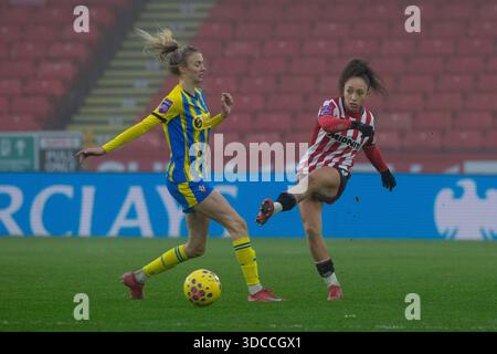 Sheffield, Großbritannien. Dezember 2025. Abbie Lafayette (3 Sheffield United) übergibt den Ball nach vorne. Sheffield United / Southampton, WSL 2, Bramall Lane, Sheffield, England, Dezember 2025. Quelle: SPP Sport Pressefoto. /Alamy Live News Stockfoto