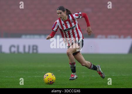Sheffield, Großbritannien. Dezember 2025. Tilly Bristow (17 Sheffield United) bricht mit dem Ball aus. Sheffield United / Southampton, WSL 2, Bramall Lane, Sheffield, England, Dezember 2025. Quelle: SPP Sport Pressefoto. /Alamy Live News Stockfoto