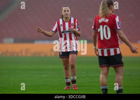 Sheffield, Großbritannien. Dezember 2025. Mollie Rouse (25 Sheffield United) gibt ihren Teamkollegen Anweisungen. Sheffield United / Southampton, WSL 2, Bramall Lane, Sheffield, England, Dezember 2025. Quelle: SPP Sport Pressefoto. /Alamy Live News Stockfoto