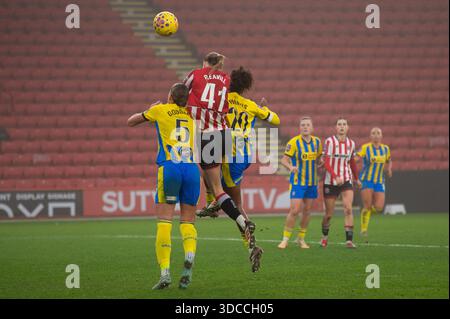Sheffield, Großbritannien. Dezember 2025. Jess Reavill (41 Sheffield United) führt den Ball über die Bar. Sheffield United / Southampton, WSL 2, Bramall Lane, Sheffield, England, Dezember 2025. Quelle: SPP Sport Pressefoto. /Alamy Live News Stockfoto