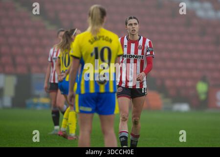 Sheffield, Großbritannien. Dezember 2025. Tilly Bristow (17 Sheffield United) blickt in die Menge. Sheffield United / Southampton, WSL 2, Bramall Lane, Sheffield, England, Dezember 2025. Quelle: SPP Sport Pressefoto. /Alamy Live News Stockfoto