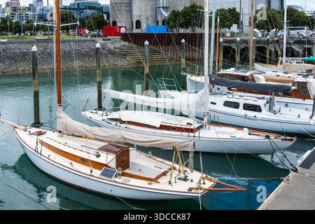 Eine atemberaubende Reihe historischer hölzerner Segelyachten am Viaduct Harbour, die das reiche maritime Erbe von Auckland, Neuseeland, zeigen. Stockfoto