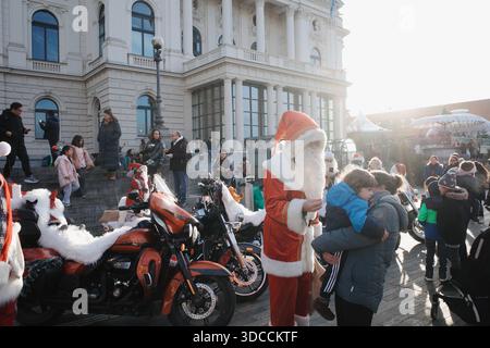 Zürich, Schweiz. November 2025. Weihnachtsklauseln mit großen schwarzen Motorrädern vor dem Opernhaus Zürich. Stockfoto
