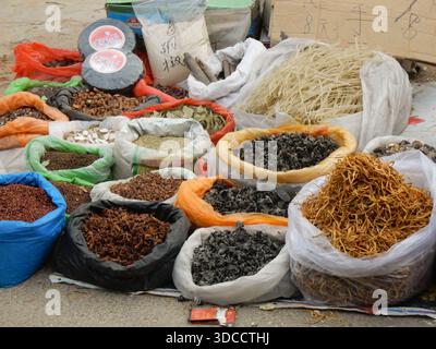 Beutel mit getrockneten Früchten, Nüssen und Hülsen auf einem Markt im ländlichen China in der Nähe von Luoyang Stockfoto