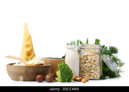 Gesunde Produkte reich an Kalzium auf weißem Hintergrund Stockfoto