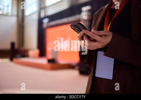 Effektive Verwendung einer tragbaren Lichtquelle und eines Smartphones in einer schwach beleuchteten Umgebung Stockfoto