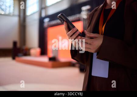 Effektive Verwendung einer tragbaren Lichtquelle und eines Smartphones in einer schwach beleuchteten Umgebung Stockfoto