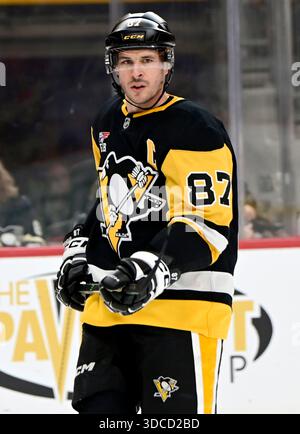 Pittsburgh, Usa. Dezember 2025. Pittsburgh Penguins Center Sidney Crosby (87) skatet in der ersten Phase gegen die Montréal Canadiens, wo er den Mario Lemieux Punktrekord in der PPG Paints Arena in Pittsburgh am Sonntag, den 21. Dezember 2025 übertrifft. Der Assist gibt Pittsburgh Penguins Center Sidney Crosby (87) 1724 Punkte. Foto von Archie Carpenter/UPI. Quelle: UPI/Alamy Live News Stockfoto