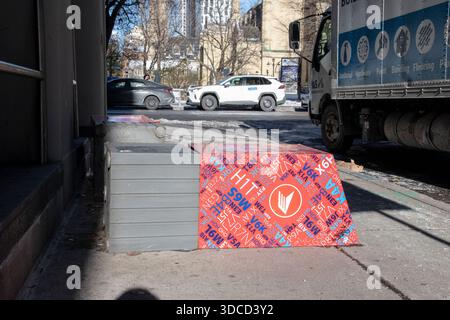 Beschädigte Briefkästen wurden auf der Berti Street in Toronto, Ontario, Kanada, umgeschlagen Stockfoto