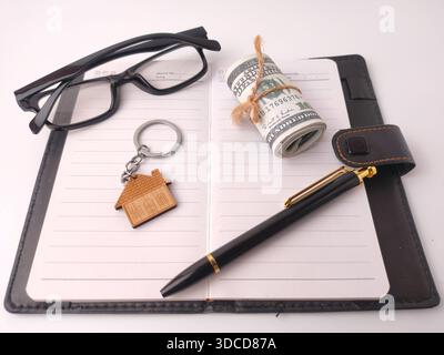 Das Bild zeigt eine Sammlung von Elementen im Zusammenhang mit Finanzen, Planung und Immobilien. Stockfoto