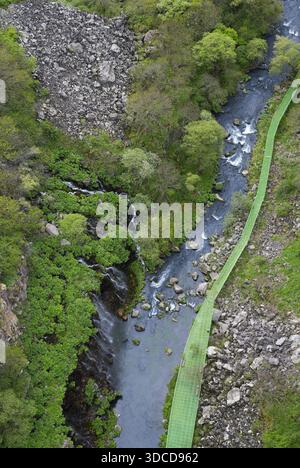 Schmale Brücke über einen Fluss inmitten von Wald und felsigem Gelände, Dashbashi-Schlucht und Wasserfall, Khrami-Fluss, Tsalka Nature Reserve, Kartli, Georgia Stockfoto