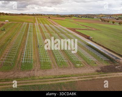 Luftaufnahme einer Solaranlage im Bau auf ausgedehnten Feldern, Energiewende, Bau eines PV-Freiraumes, Baden-Wuerttemberg, Deutschland Stockfoto