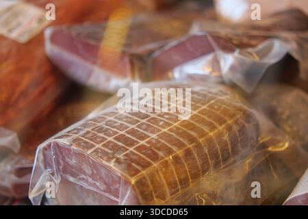 Fleischprodukte werden in Kunststoffverpackungen auf einer Theke gelagert Stockfoto
