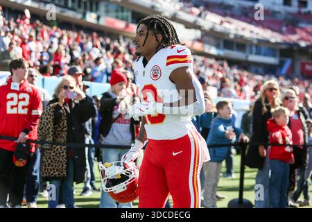 Nashville, USA. Dezember 2025. Kansas City Chiefs Running Back Isiah Pacheco (10) rennt nach dem Spiel gegen die Tennessee Titans am 21. Dezember 2025 im Nissan Stadium in Nashville, Tennessee vom Spielfeld ab. (Foto: Kindell Buchanan/SIPA USA) Credit: SIPA USA/Alamy Live News Stockfoto