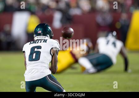 Landover, MD. USA; Philadelphia Eagles Wide Receiver Devonta Smith (6) bereitet sich auf einen Empfang während eines Spiels der NFL gegen die Washington Commanders am Samstag, den 20. Dezember 2025 im Northwest Stadium vor. Die Adler schlugen die Commanders mit 29:18. (Brian Villanueva/Image of Sport) Stockfoto