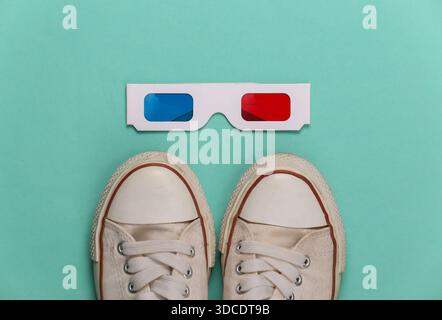 Old School Sneakers und Anaglyphen 3D Brille auf mintgrünem Hintergrund. Draufsicht Stockfoto