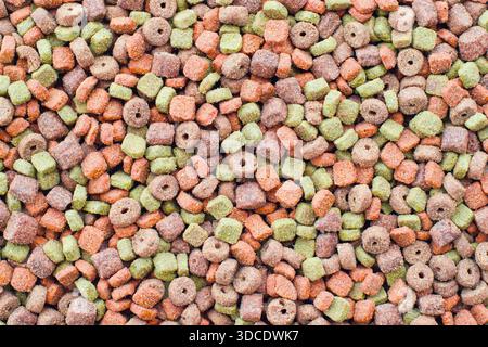 Trockenfutter für Katzen und Hunde - Trockenfutter. Organischer Texturhintergrund Stockfoto