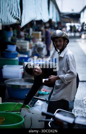Ein vietnamesischer Mann mit Helm in Hai an, Vietnam, 10. November 2019 Stockfoto