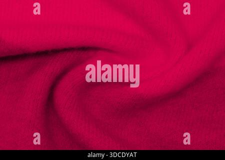 Viva Magenta - trendiges Konzept. Strickkleidung inspiriert von der Farbe des Jahres 2023 Stockfoto