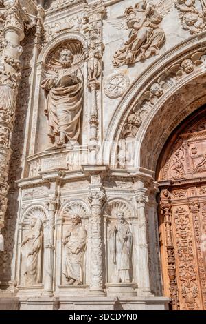 Skulpturen auf dem Plateresque Portal der Kirche Santa Maria la Mayor in Calatayud Stockfoto