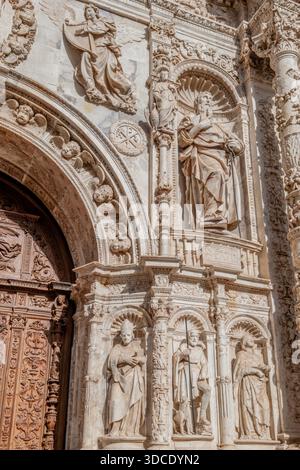 Alabaster-Skulpturen und kunstvolle Schnitzereien auf dem Plateresque Portal, Santa Maria la Mayor Collegiate Church, Calatayud, Spanien Stockfoto
