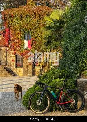 Details Blick auf San Floriano del Collio und die Weinberge von Collio, Rennrad mit Hund im Schloss, Friaul Julisch Venetien, Norditalien, Oktober 2025. Stockfoto