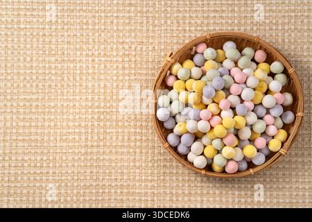 Rohe bunte Mini-klebrige Reisbällchen Tangyuan bereit zum Kochen. Stockfoto