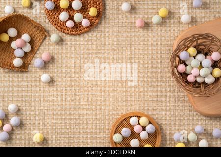 Rohe bunte Mini-klebrige Reisbällchen Tangyuan bereit zum Kochen. Stockfoto