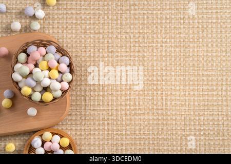 Rohe bunte Mini-klebrige Reisbällchen Tangyuan bereit zum Kochen. Stockfoto