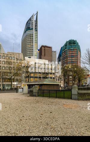The Haag, Niederlande - 18. November 2016: Blick auf moderne Wolkenkratzer, die die Skyline durchdringen, gegenüber den gedämpften Tönen älterer Gebäude Stockfoto