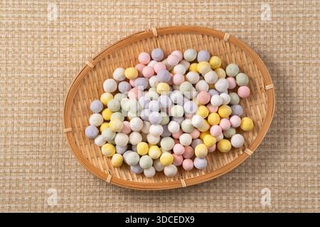 Rohe bunte Mini-klebrige Reisbällchen Tangyuan bereit zum Kochen. Stockfoto