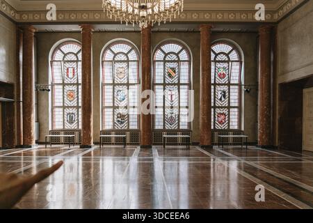 Berlin, Deutschland - 28. August 2019: Blick auf den großen Saal im Roten Rathaus, wo Licht durch Buntglasfenster strömt und vom polnisch reflektiert wird Stockfoto