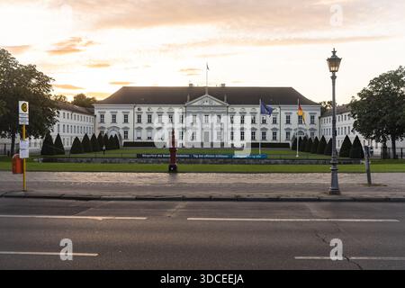 Berlin, Deutschland - 10. August 2019: Blick auf Schloss Bellevue im warmen Glanz des Sonnenuntergangs, dessen weiße Fassade sich im Kontrast zum vertiefenden Blau befindet Stockfoto