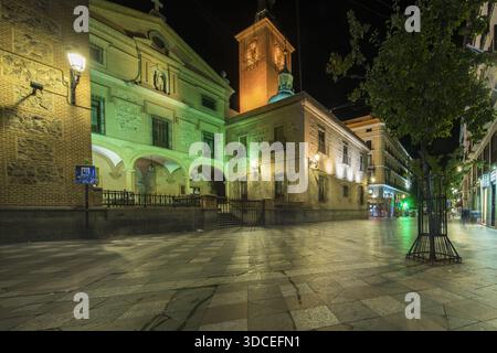 Madrid, Spanien - 09. November 2016: Blick auf die beleuchteten historischen Gebäude, die lange Schatten auf den gemusterten Steinpflaster werfen, in einer dunklen Nacht Stockfoto