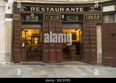 Madrid, Spanien - 09. November 2016: Blick auf das warme Licht, das von den offenen Türen des Restaurante Casa Labra, einem historischen Gebäude, das sich in die Tiefe zieht, ausstrahlt Stockfoto