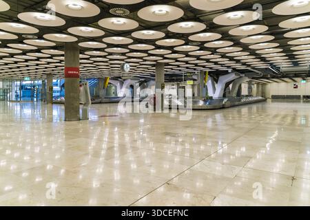 Madrid, Spanien - 09. November 2016: Blick auf den schroffen, glänzenden Boden, der die gemusterte Decke über dem Gepäckausgabebereich von Adolfo Suárez Mad reflektiert Stockfoto
