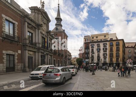 Madrid, Spanien - 09. November 2016: Blick auf die belebte Plaza de la Provincia, wo historische Architektur auf modernes Stadtleben unter hellem Himmel trifft. Stockfoto