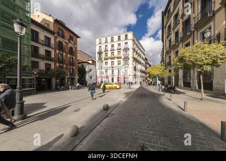 Madrid, Spanien - 09. November 2016: Blick auf eine sonnenverwöhnte plaza mit detailliertem Kopfsteinpflaster, eingerahmt von Gebäuden in warmen Farbtönen und kontrastierenden Schatten, un Stockfoto