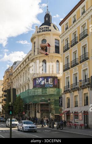 Madrid, Spanien - 09. November 2016: Blick auf das Teatro Calderón, das in warmes Sonnenlicht getaucht ist, dessen kunstvolle Fassade einen markanten Kontrast zu den modernen Autos und Bu bildet Stockfoto
