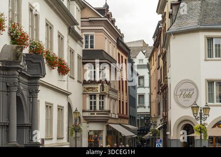 Koblenz, Deutschland - 17. September 2025: Blick auf die Gebäude der Altstadt, eine harmonische Mischung aus architektonischen Stilen und lebendigen Blumendekorationen, die eine sind Stockfoto