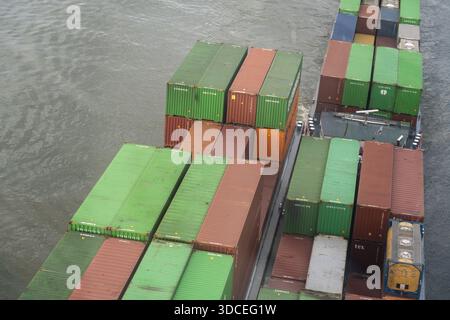 Koblenz, Deutschland - 16. September 2025: Blick auf gestapelte Versandcontainer, ein buntes Mosaik aus Grün und Braun, das den Rahmen mit Industrie-t füllt Stockfoto