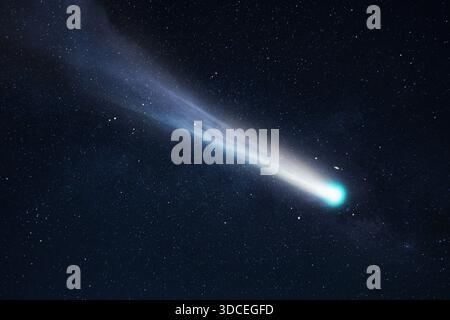Komet 2025 im Weltraum. Der Himmelskörper fliegt durch den tiefen Kosmos. Heller Komet, der durch einen dunklen Sternenhimmel streift. Atemberaubender Blick auf A l Stockfoto