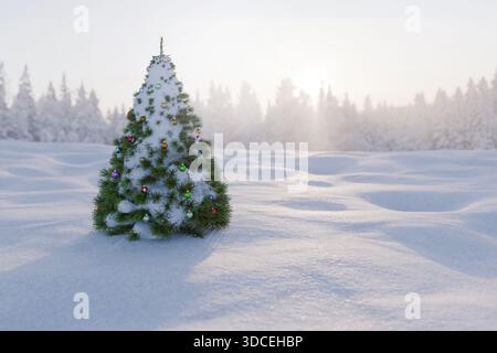 Der beleuchtete Weihnachtsbaum steht bei Sonnenuntergang auf einem verschneiten Feld. Der geschmückte Weihnachtsbaum steht allein auf einem riesigen, unberührten Schneefeld mit Schneetreiben und Stockfoto