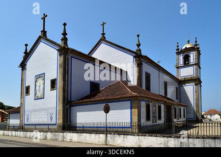 Rückansicht der Marienkirche in Válega in Portugal Stockfoto