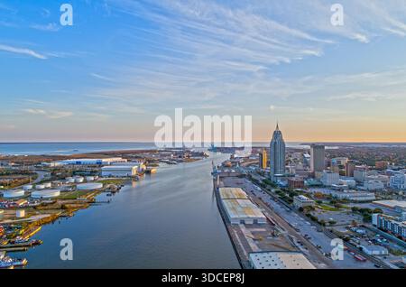 Luftaufnahme der Innenstadt von Mobile bei Sonnenuntergang Stockfoto
