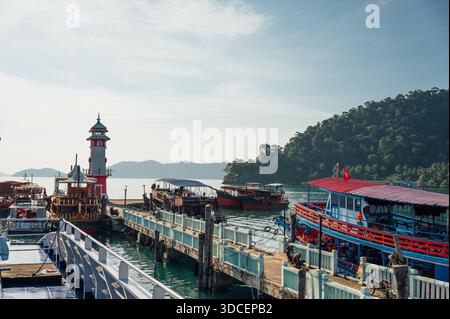 Bunte Boote und Leuchtturm am Bang Bao Pier auf Koh Chang, Thailand Stockfoto