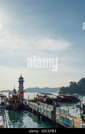 Leuchtturm und Boote am Bang Bao Pier auf Koh Chang, Thailand Stockfoto