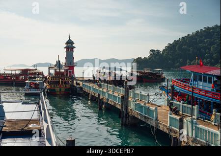 Leuchtturm und Boote am Bang Bao Pier auf Koh Chang, Thailand Stockfoto