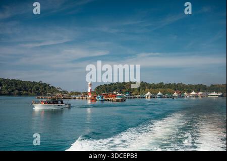 Weite Abfahrtsansicht des Bang Bao Pier und Leuchtturms, Koh Chang Stockfoto