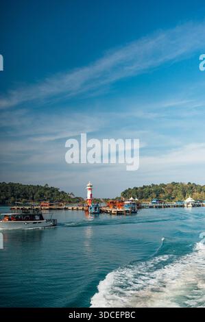 Blick von der Fähre auf den Leuchtturm des Bang Bao Pier, Koh Chang Stockfoto